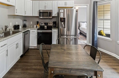 Savannah House | Fenced Yard & BBQ Grill Near Dining, Parks & Shops