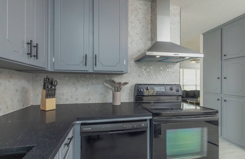 Euless House | Fenced Yard, Garage + Workspace - Pet-Friendly