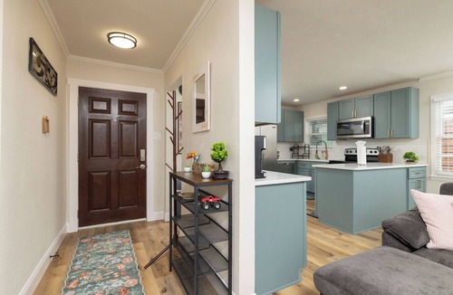 South Arlington House | Fenced Yard, Workspace, Cornhole + Life-Size Jenga