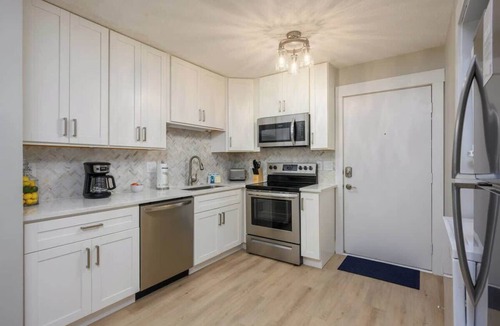 Folly Field Condo | Fiddler’s Cove 20I: Modern 2BR Condo with Pools, Tennis & Pickleball