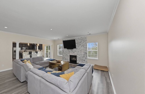 Fairburn House | FIFA Ready: Sleeps 14: Only 19 minutes away from from the stadium
