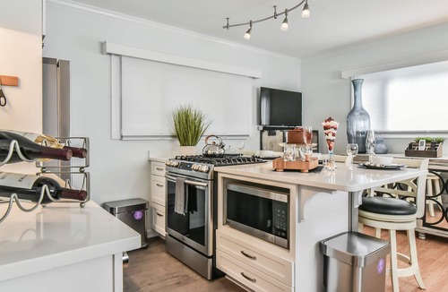 Asheville House | Fire Pit, Fenced Yard, Safe, Modern, Inclusive, 9Min to DT A-Ville
