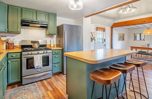Hood House | Fire Pit Secluded Getaway Dog Friendly