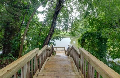 Colonial Beach House | Fish, Relax & Enjoy Lake Views: Colonial Beach Gem
