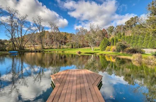 Skyland House | Fletcher Cabin: Wraparound Deck & Pond Access