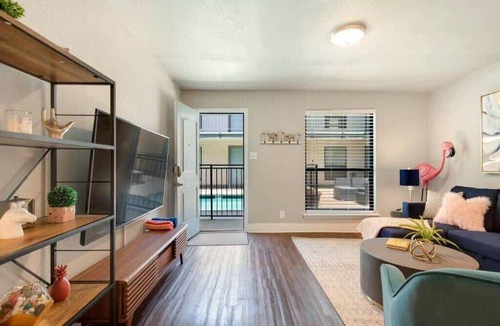 Oakmont Heights Apartment | Flirty Flamingos l No Service Fees | DT |65" TV