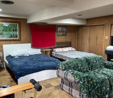 Silver Spring House | Flower Avenue Hosting - Private Suite with De Luxe King Size Bed - 77 per Night 1st guest - 59 2nd guest - 52 each third & 4th guests