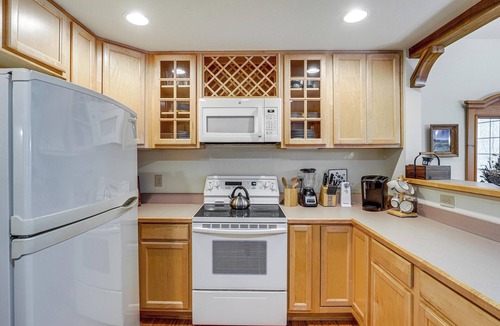 Mountain Air Condo | Forest-View Balcony & Trail Access! Burnsville Gem
