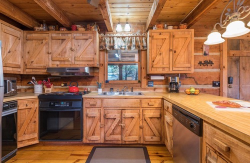Frank Cabin | Forget Me Not | Cozy Log Cabin & Breathtaking Mountain Views!
