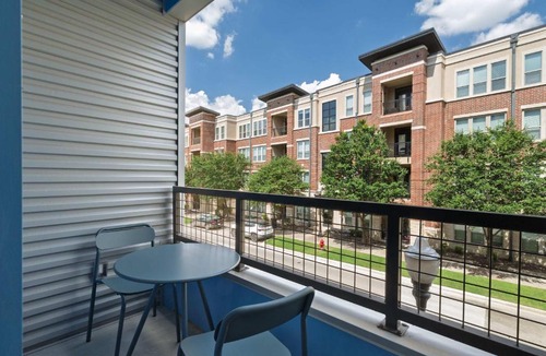 Fort Worth Apartment | Fort Worth Skyline Views - Queen bed - Shops