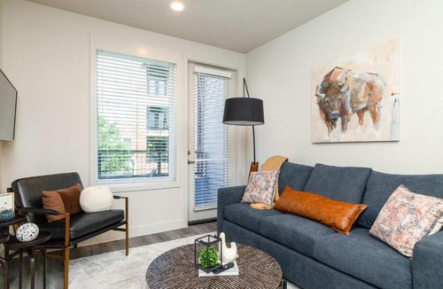 Fort Worth Apartment | Fort Worth Skyline Views - Queen bed - Shops