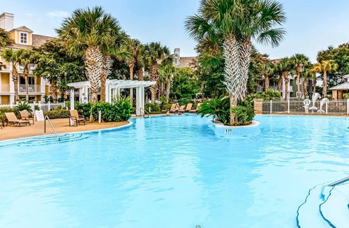 Baytowne Wharf Apartment | Fourth-floor studio with shared pool, fast WiFi, washer&dryer, & central AC
