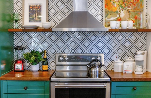 Thunderbolt Cottage | FREE Bikes & Stroll to Marina: The Shrimp Boat Couples Retreat, 5 Min to Sav