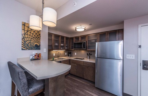 Charleston Condo | Free Breakfast Buffet + Outdoor Pool + Free Wi-Fi | Great Location + Bridge and Harbor View!