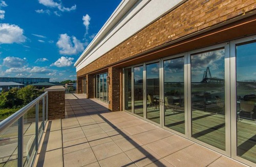 Charleston Condo | Free Breakfast Buffet + Outdoor Pool + Free Wi-Fi | Great Location + Bridge and Harbor View!