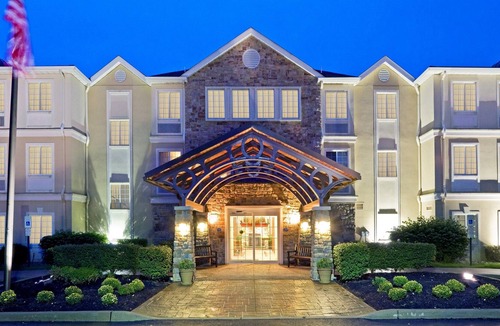 Cranbury Condo | Free Breakfast Buffet. Outdoor Pool. Great for Groups + Only 30 Min from Six Flags!