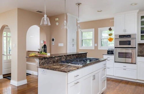 Clarksville House | Free Parking, King Bed, 3 BR, Downtown - Treehouse