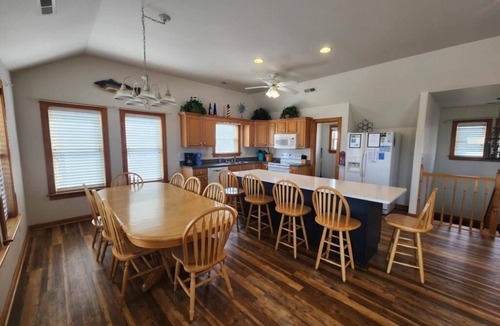 Kill Devil Hills House | Free Private Heated Pool, Hot Tub, Fall flex stays, Pets OK, Rec. Room, Close to Beach & Restaura.