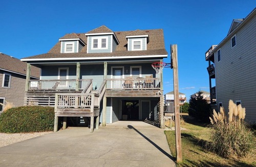 Kill Devil Hills House | Free Private Heated Pool, Hot Tub, Fall flex stays, Pets OK, Rec. Room, Close to Beach & Restaura.