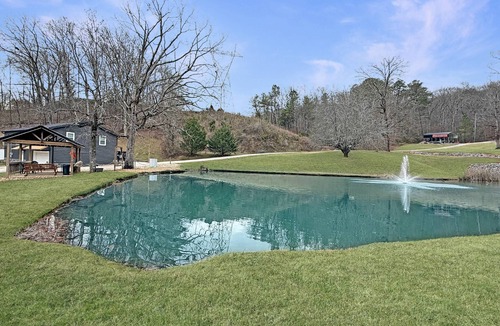 Lookout Valley Neighborhood Association House | Free Ruby Falls Ticket & More -Private pond stocked with fish-game room-fireplace-2 acres to explore