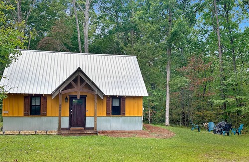 Rising Fawn Cabin | Free Ruby Falls Ticket & More - Hot Tub-2BR +Loft Cabin-2 mi to Cloudland-Hiking-Golfing-Chattanooga
