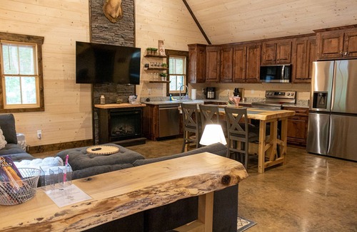 Rising Fawn Cabin | Free Ruby Falls Ticket & More -Hot Tub -Putt Putt-Firepit & Fireplace-2 mi to Cloudland Canyon