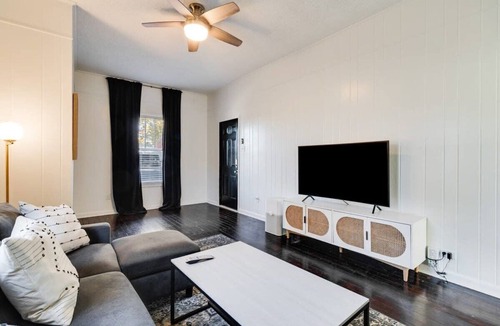 Freetown - Port Rico House | Freetown Hideaway: Private Room, Full Kitchen, Garden & Free Parking