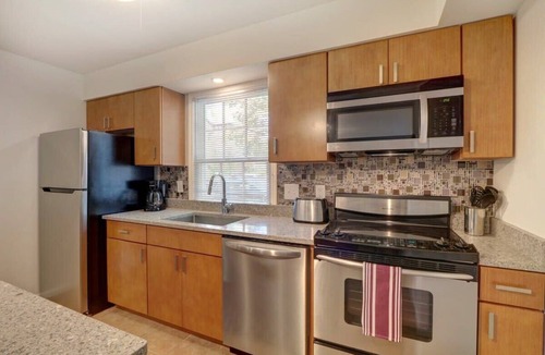 Historic Downtown Savannah Apartment | Fresh Cozy Apartment on Jones Street- FREE PARKING