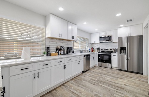 Frisco House | Frisco 4-bedrooms Getaway Hometel with Spa and Outdoor Kitchen