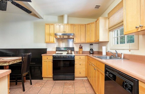 Old West Broad Neighborhood House | Frogtown Cottage | Historic Downtown Savannah, Pool, Pet Friendly