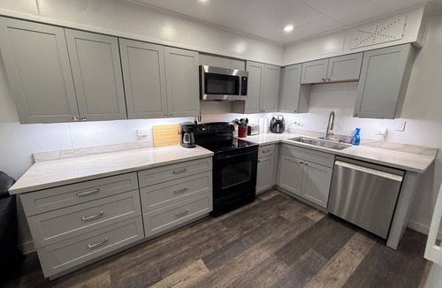 Venice Boat Rental | FRONT ROW VENICE MARINA 3 Bed 1 Bath Sleeps 10 HUGE FRONT DECK WD, ICE WIFI & TV