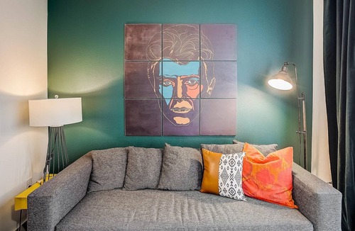 North Burnet Apartment | Frontdesk | 1 BR Apt near the Museum of the Weird