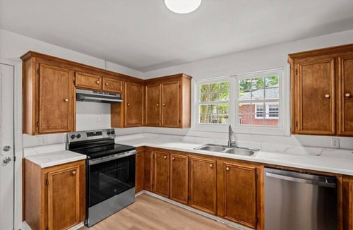 Cayce House | Fully Furnished 3BR Home Midterm & Relocation Housing