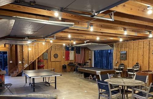 Hickory House | FUN, Family Hangout @ Lake Hickory - Great for Retreats!