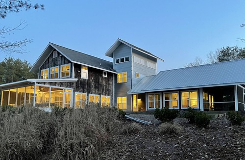 Hickory House | FUN, Family Hangout @ Lake Hickory - Great for Retreats!