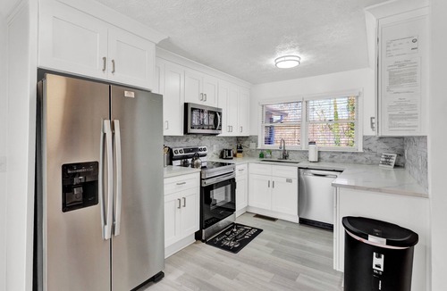 Fairburn House | Fun Spacious Group Retreat Pool HotTub Sauna BBQ GameRoom