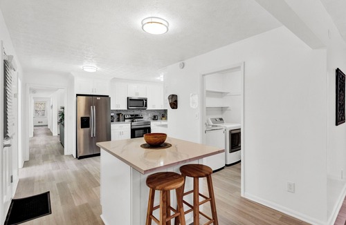 Fairburn House | Fun Spacious Group Retreat Pool HotTub Sauna BBQ GameRoom