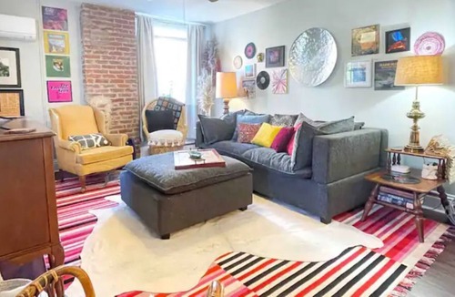 Rivermont Apartment | Funky boho 1br w/ king bed and awesome front porch