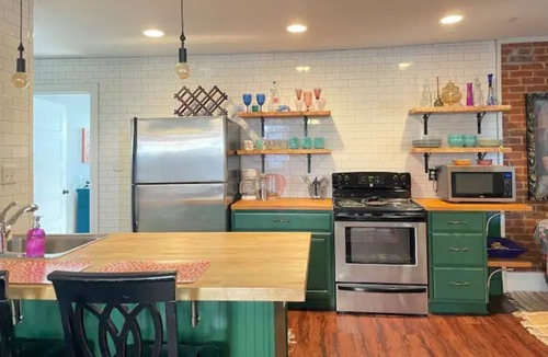 Rivermont Apartment | Funky boho 1br w/ king bed and awesome front porch