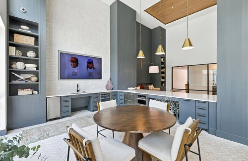 Fort Worth Condo | G412 Bright 2B Condo w/Pool & Gym by Traveller's Comfort in Downtown Fort Worth