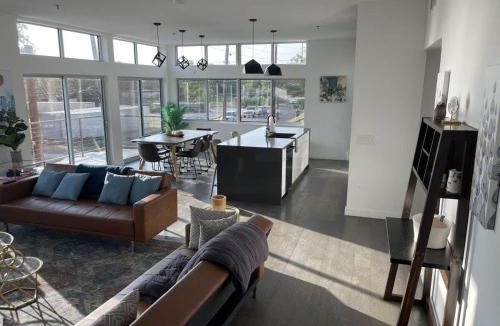 Central East Austin Apartment | Game Day Penthouse Steps from UT Sports