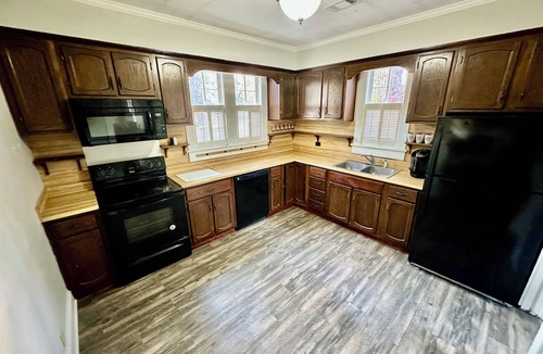 Tifton House | Game room! 2 Bedroom Home With Washer and Dryer