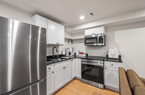 Columbia Heights Apartment | Garden apt sleeps 8 in NW DC w/parking near metro