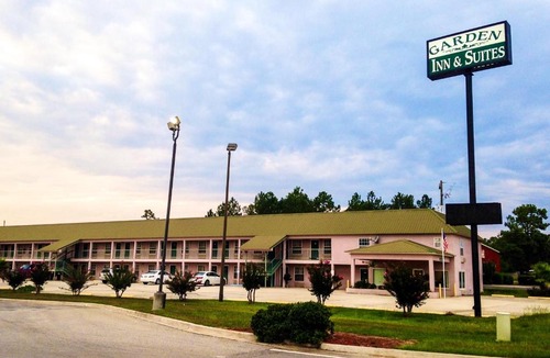 Metter Hotel | Garden Inn & Suites - Metter