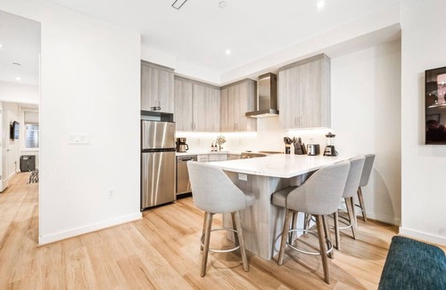 Chinatown Apartment | Garden level apt walk to Convention Center sleeps4