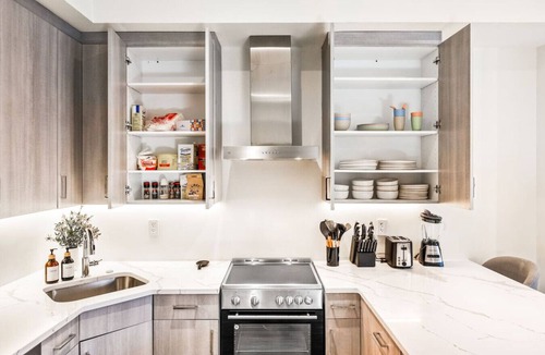 Chinatown Apartment | Garden level apt walk to Convention Center sleeps4