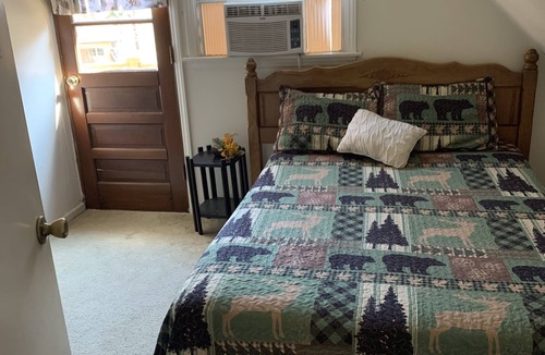 Mill Spring Ski Chalet | Garden View Chalet Beautiful View - Hot Tub on Deck - Great for Family