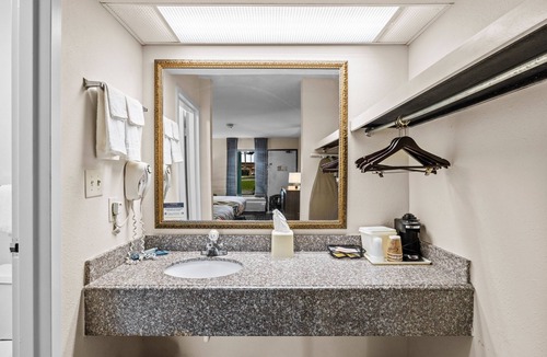 Morehead City Hotel | Garnet Inn & Suites, Morehead City near Atlantic Beach