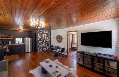 Gastonia Cabin | Gastonia Getaway: Fenced Yard, Workspace & Netflix