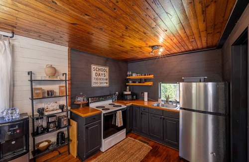 Gastonia Cabin | Gastonia Getaway: Fenced Yard, Workspace & Netflix